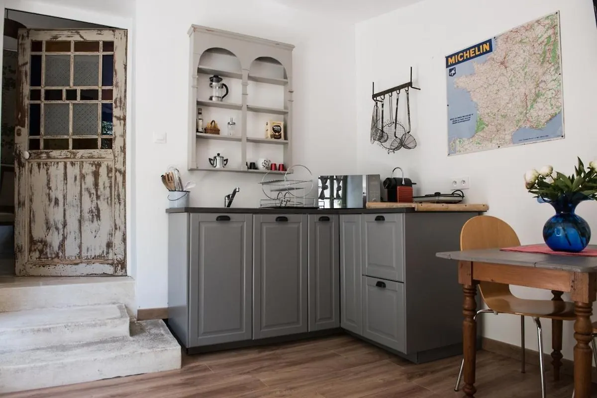 Le Domaine Saint Jean Bed and Breakfast 0*, Saint-Saturnin-d'Apt Frankrijk